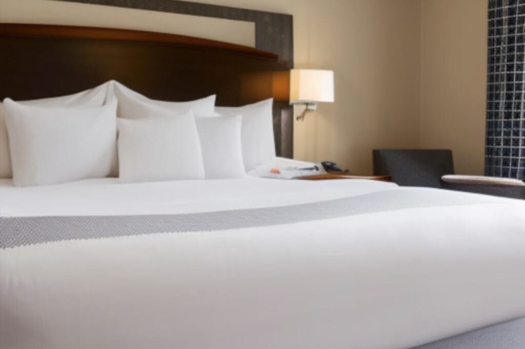 Jak ścielić łóżko w hotelu?