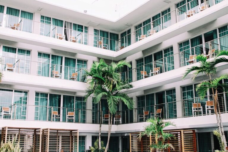 Hotelarstwo i odbiór budynków: Jakie są specyficzne wytyczne i standardy?